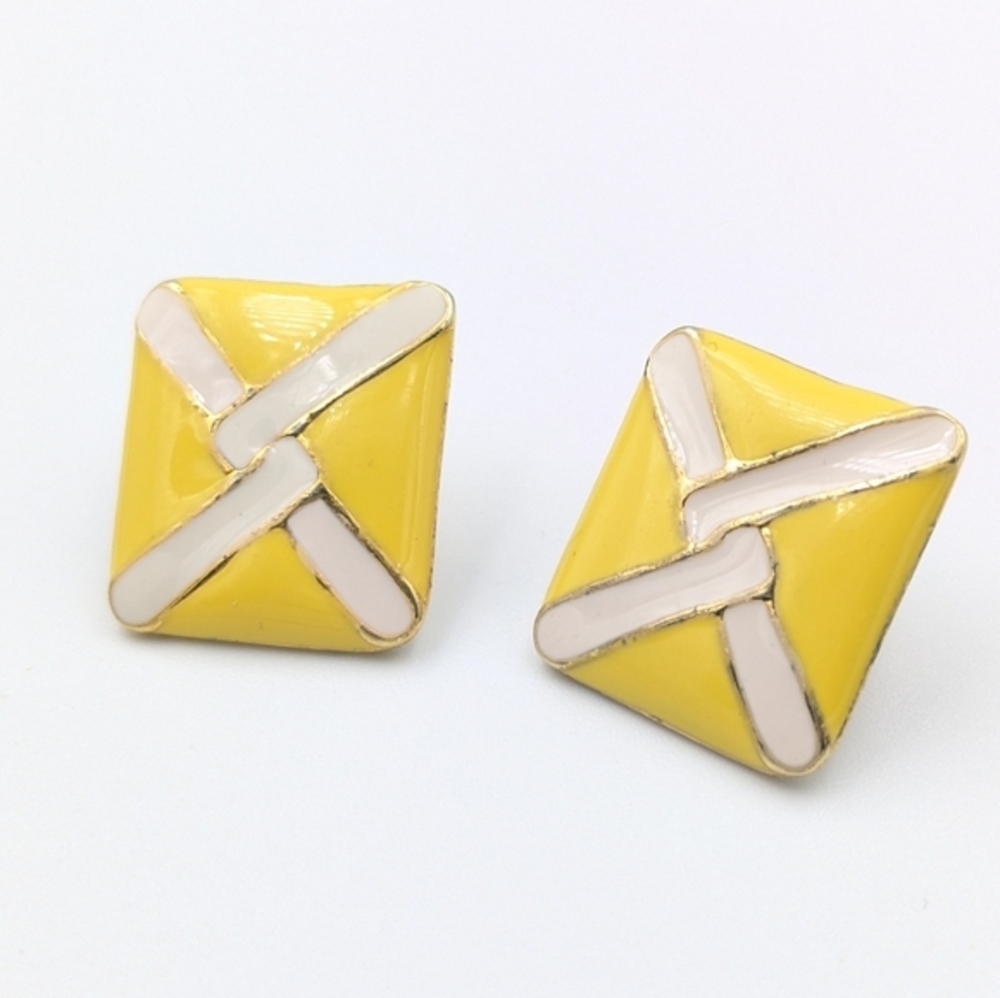 5/25$  Vintage yellow white square enamel gold tone stud earrings